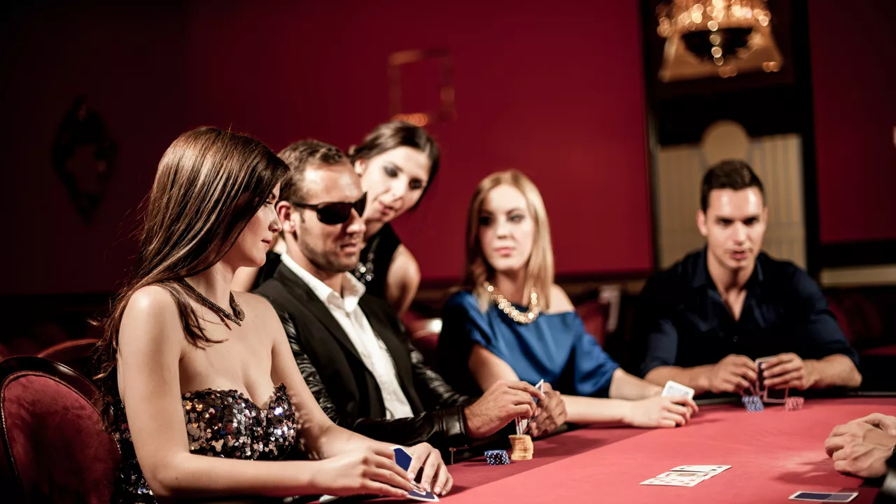 Bagaimana cara kerja rake pada meja poker tunai?