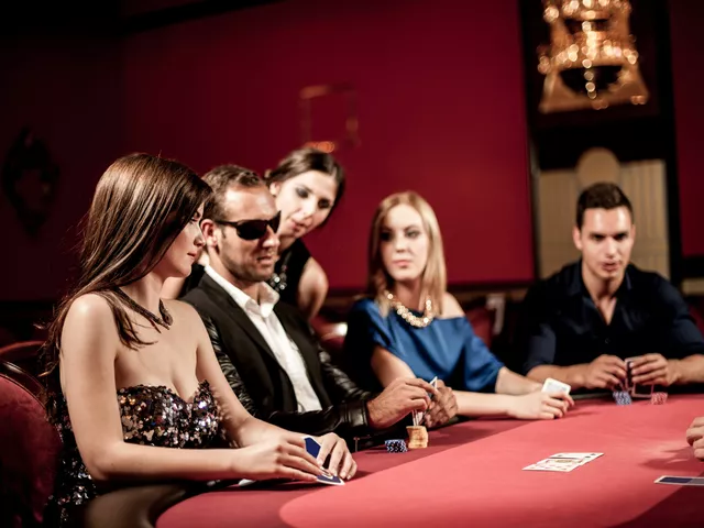 Bagaimana cara kerja rake pada meja poker tunai?